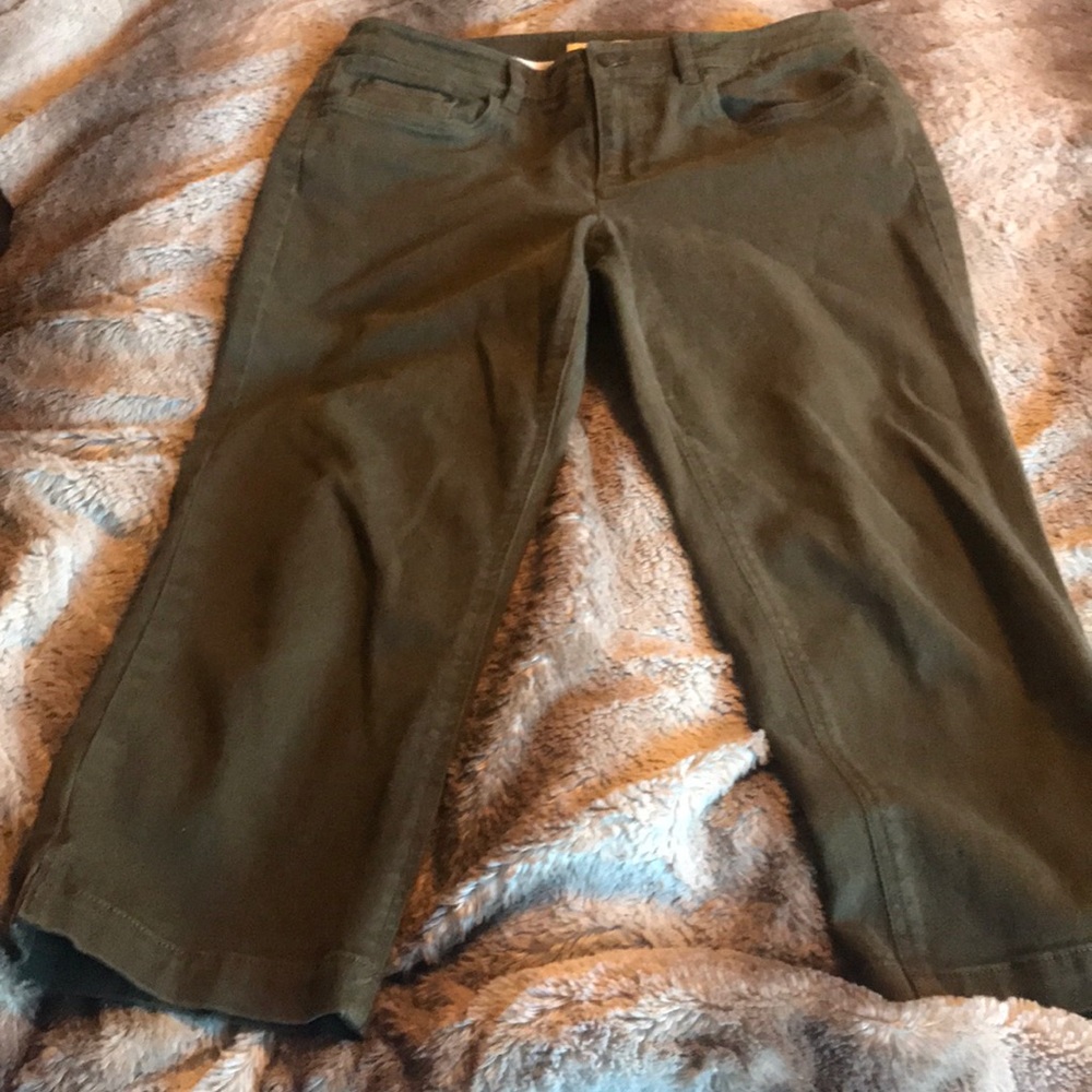 3/$30 Jones New York Sport Olive Denim Capris